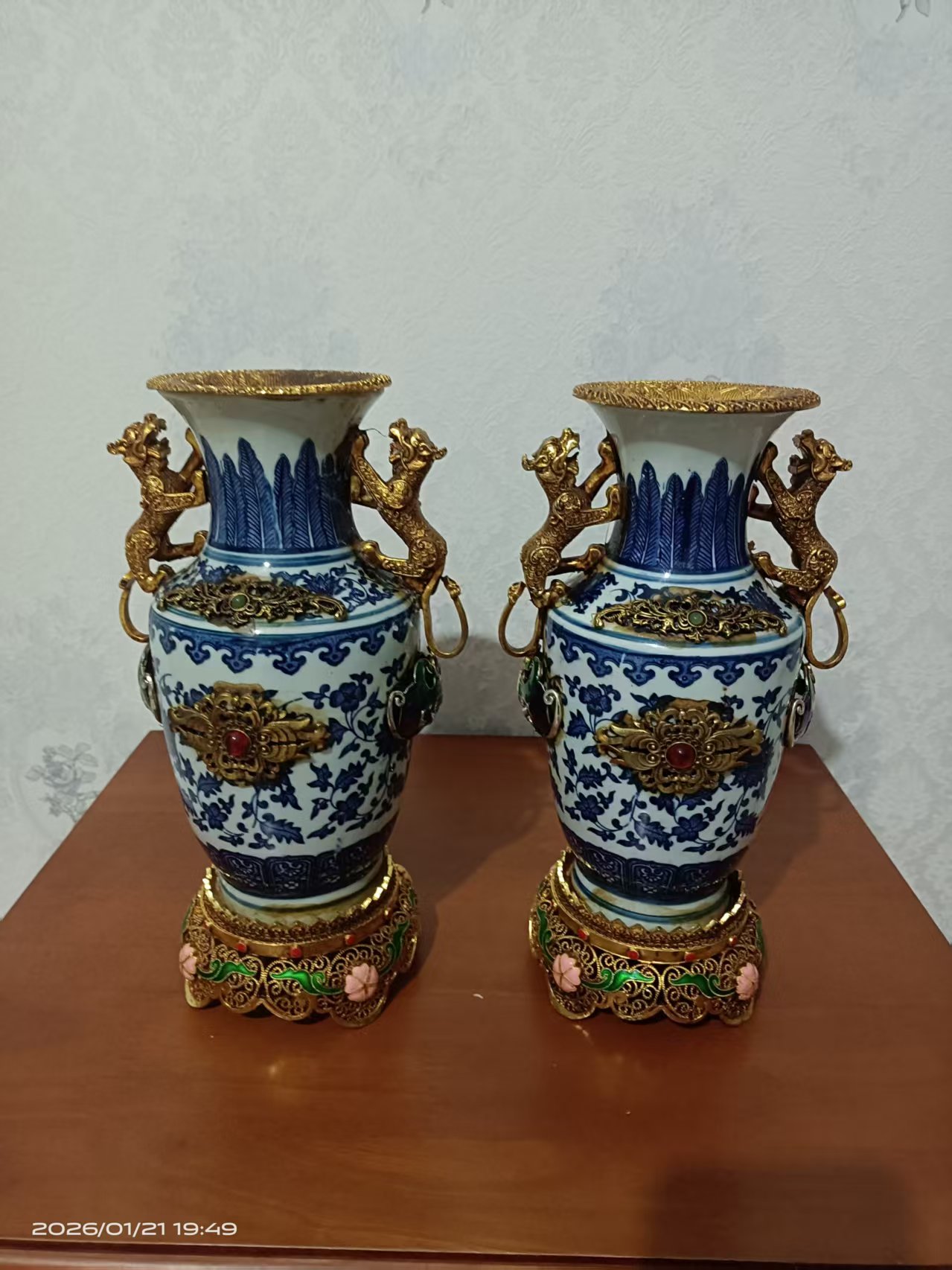 乾隆年制《青花缠枝包金螭龙耳赏瓶》一对-嘉城艺术交易平台