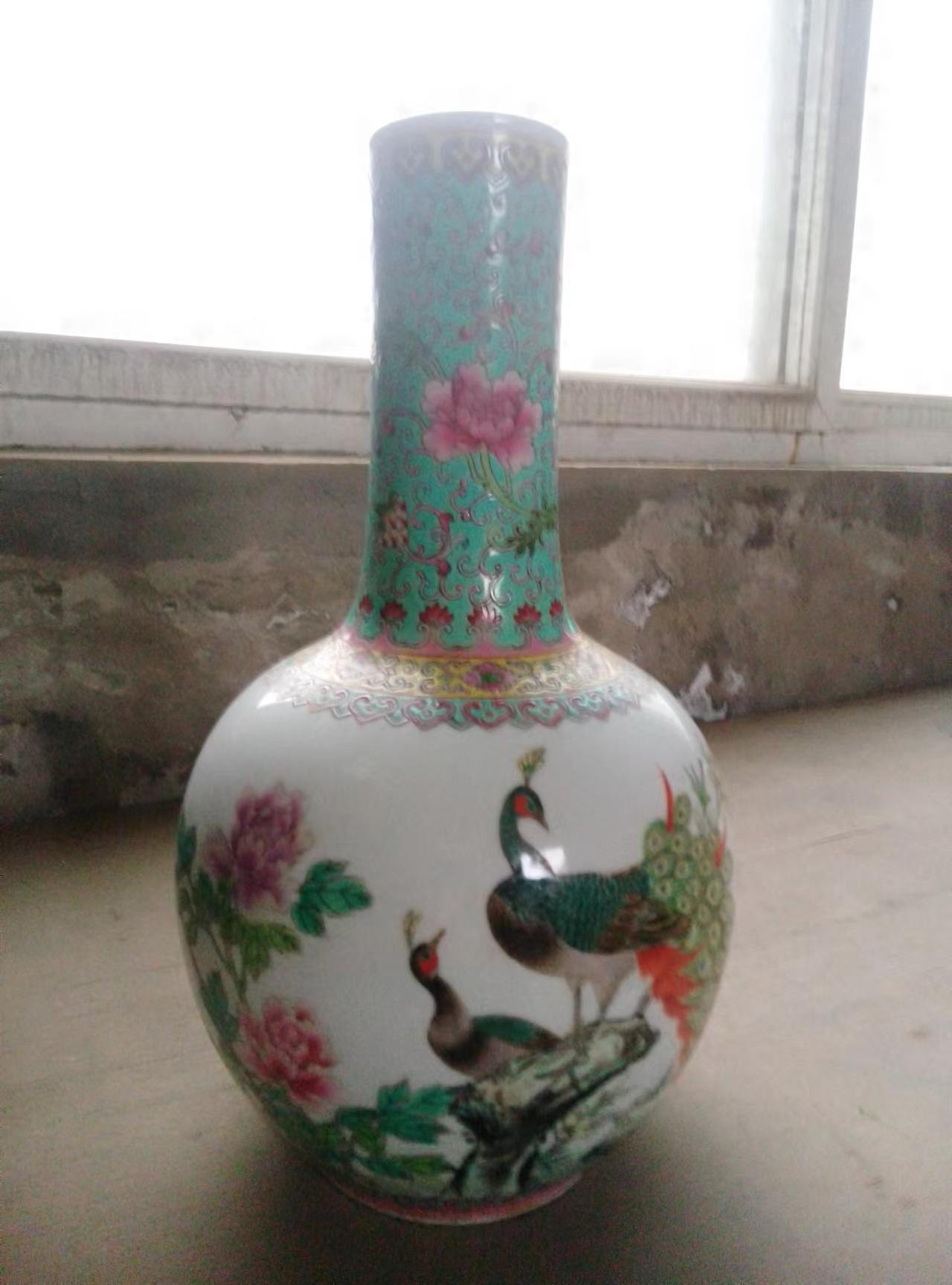 乾隆年制《粉彩缠枝莲花鸟天球瓶》-嘉城艺术交易平台