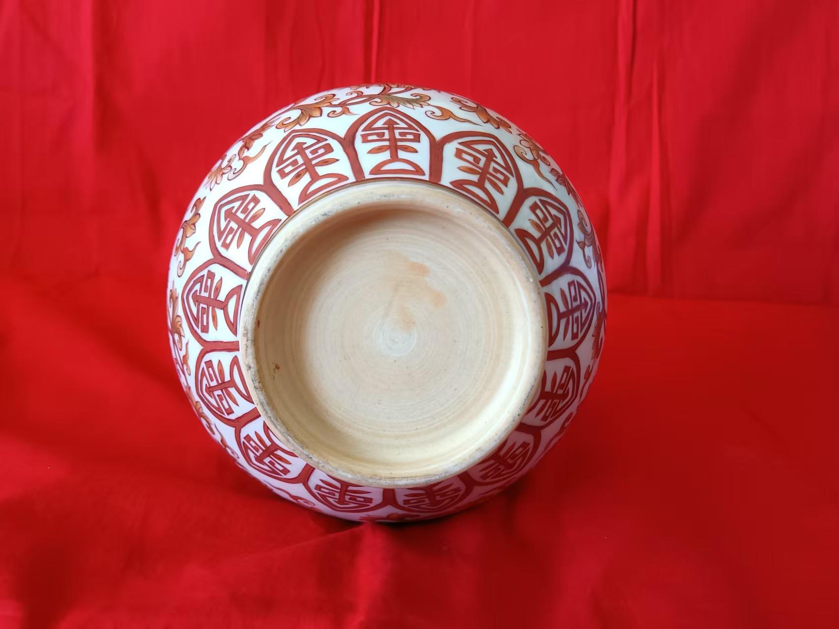 乾隆年制《矾红描金缠枝花卉龙纹盘口胆瓶》