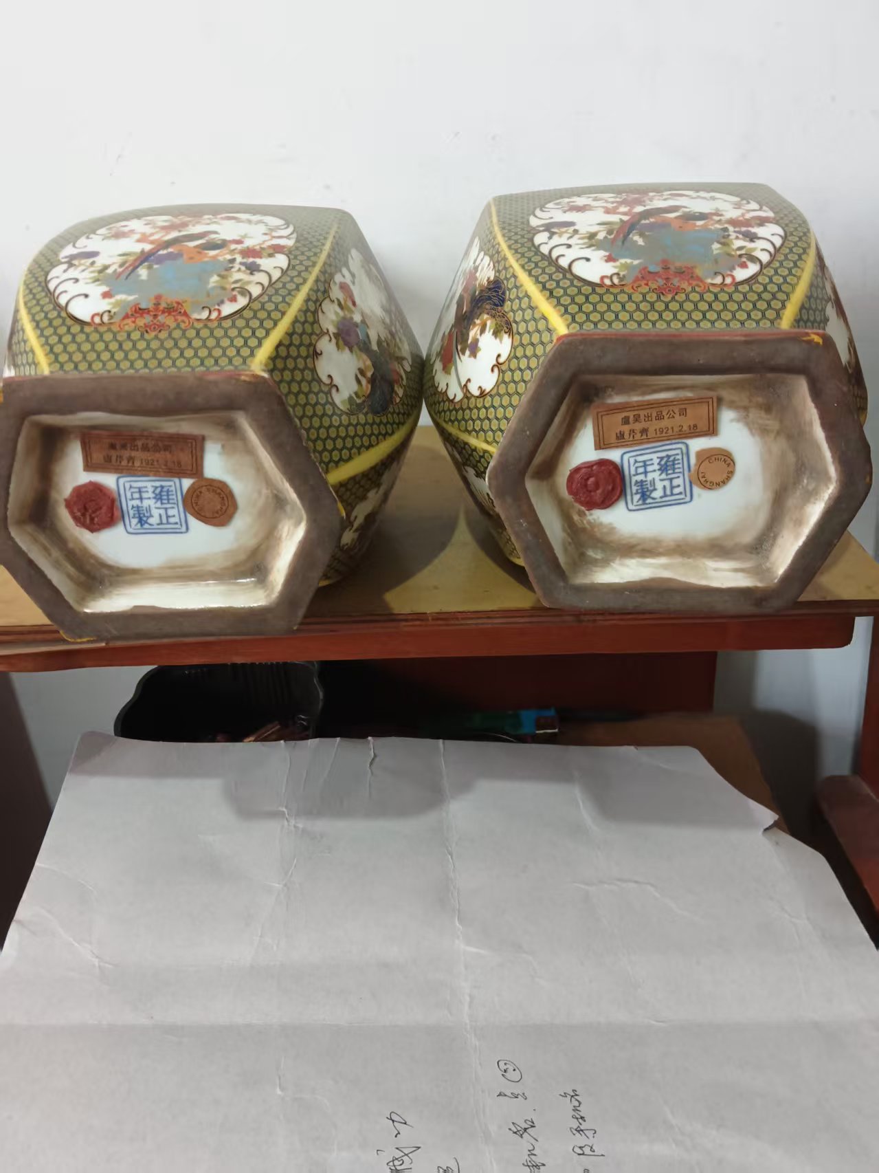 雍正年制《珐琅描金花鸟纹六方彩瓶》一对