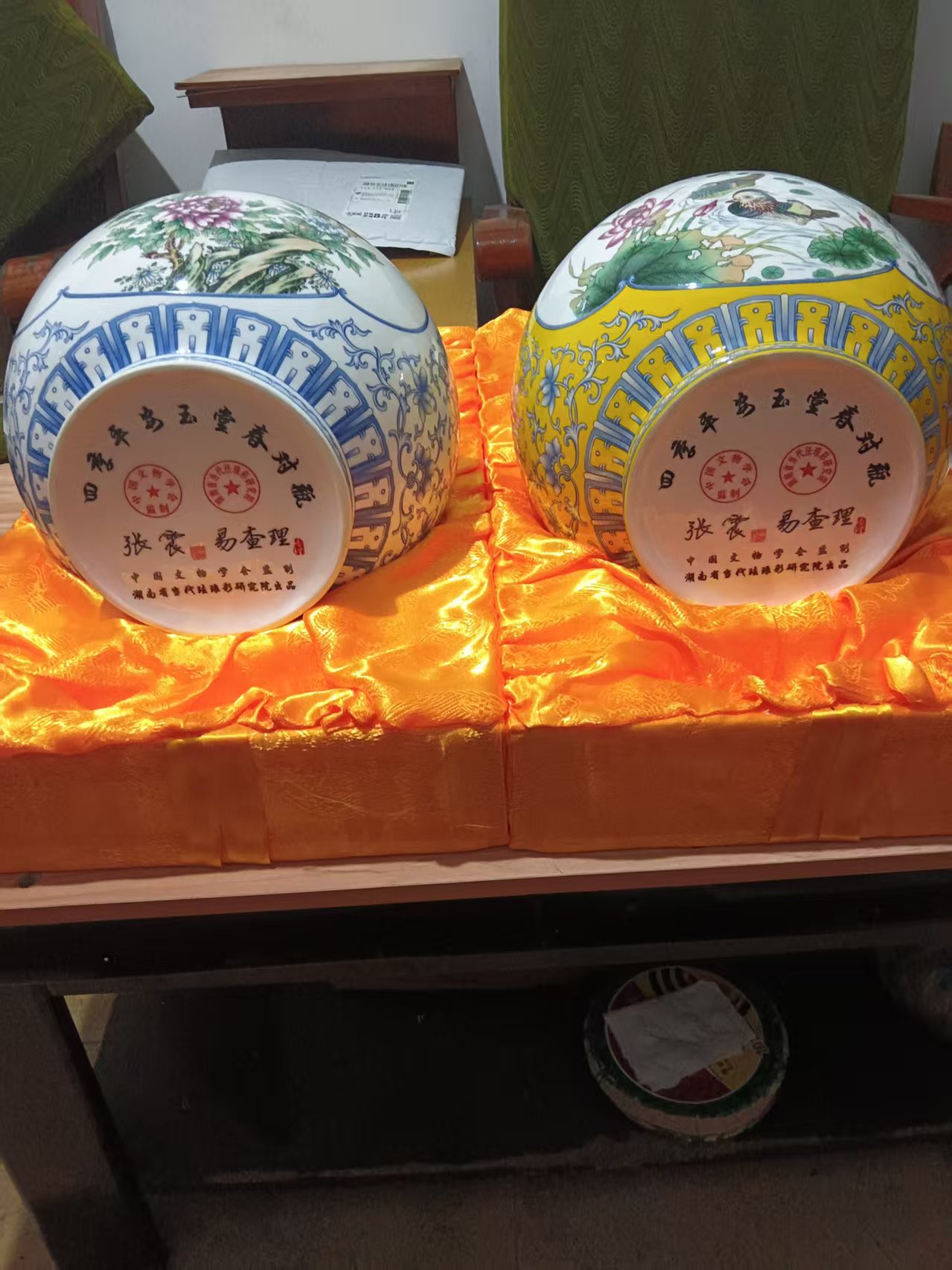 张震、易查理《青花珐琅彩》（回季玉堂春对瓶）