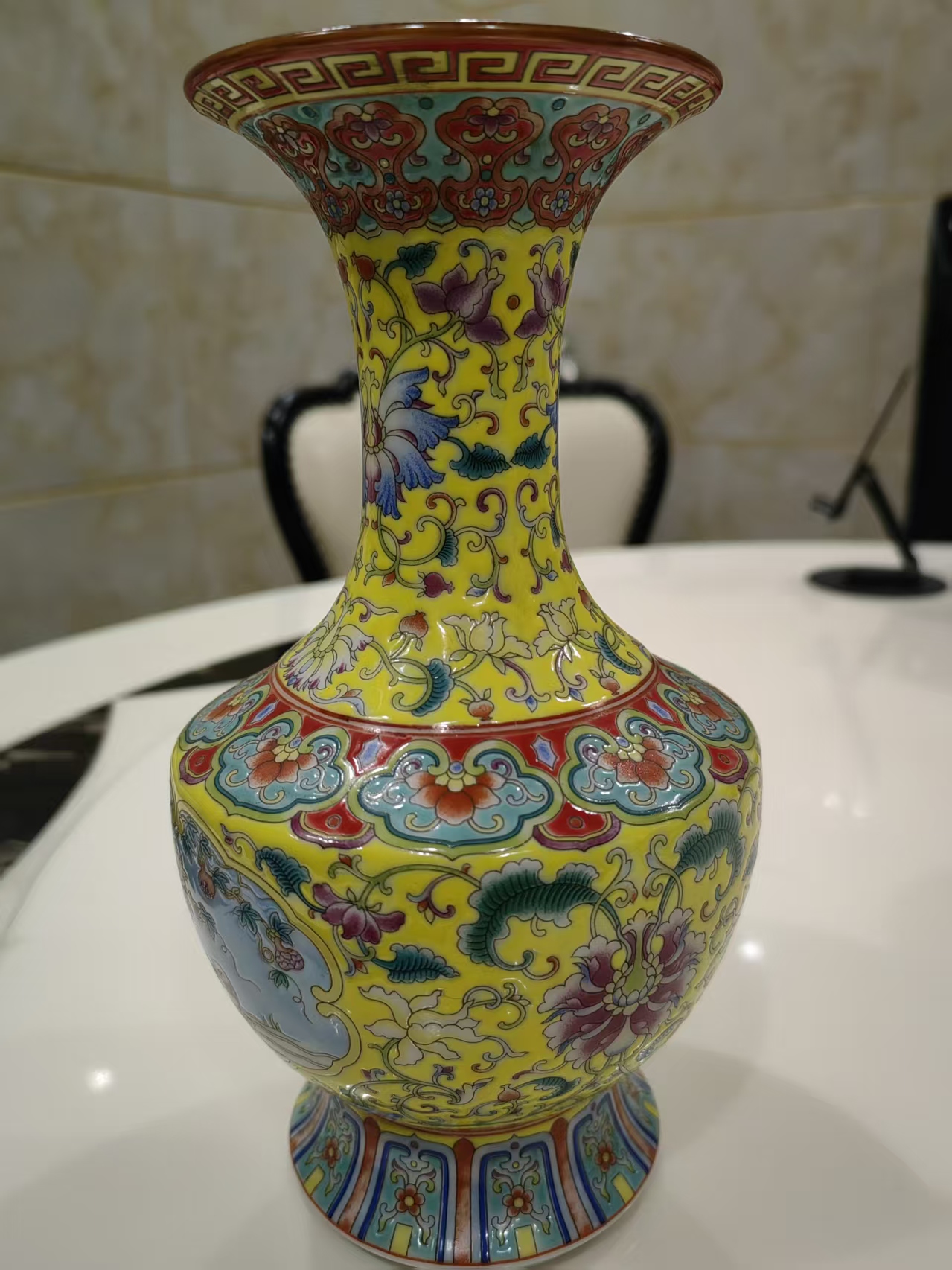 雍正年制《黄地粉彩缠枝花卉纹赏瓶》-嘉城艺术交易平台