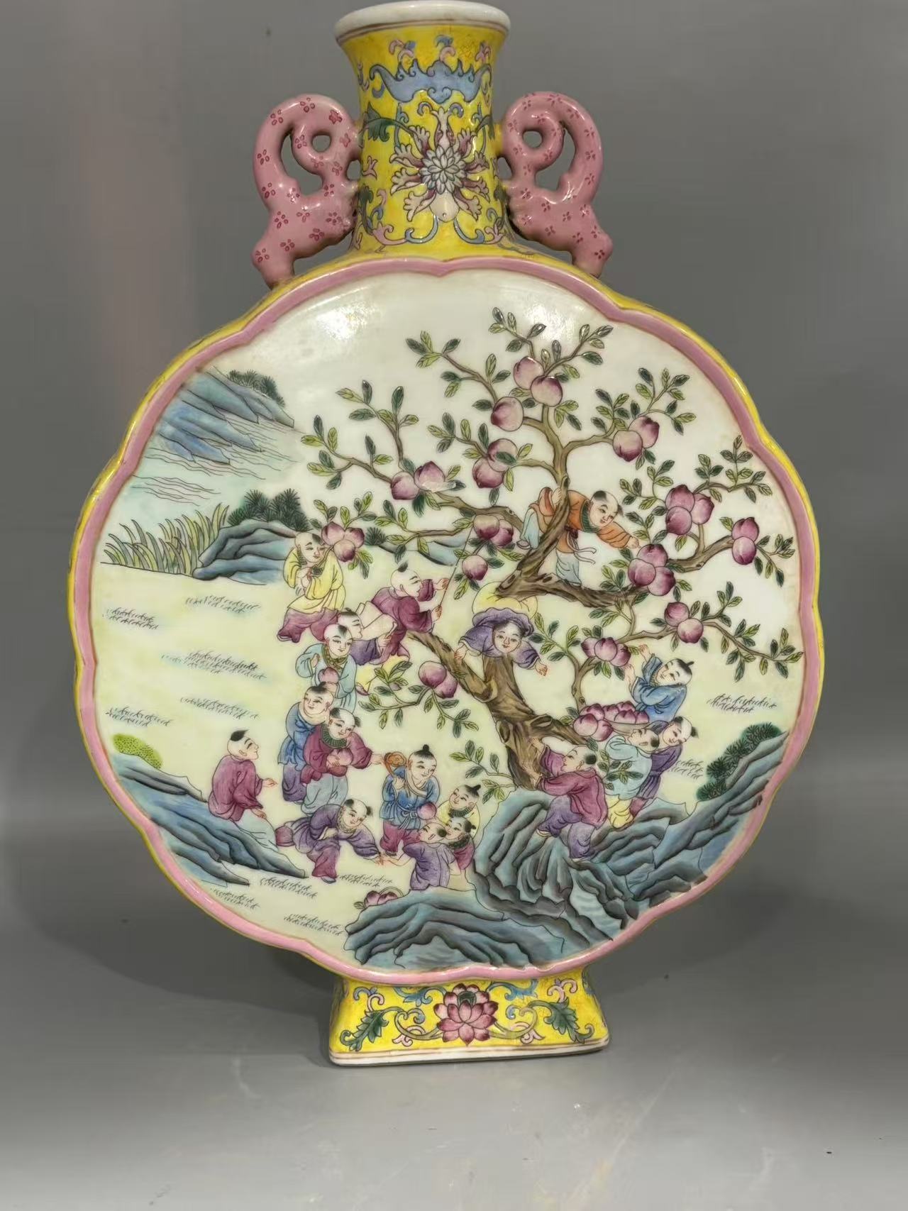 乾隆年制《婴戏双耳抱月瓶》官窑-嘉城艺术交易平台