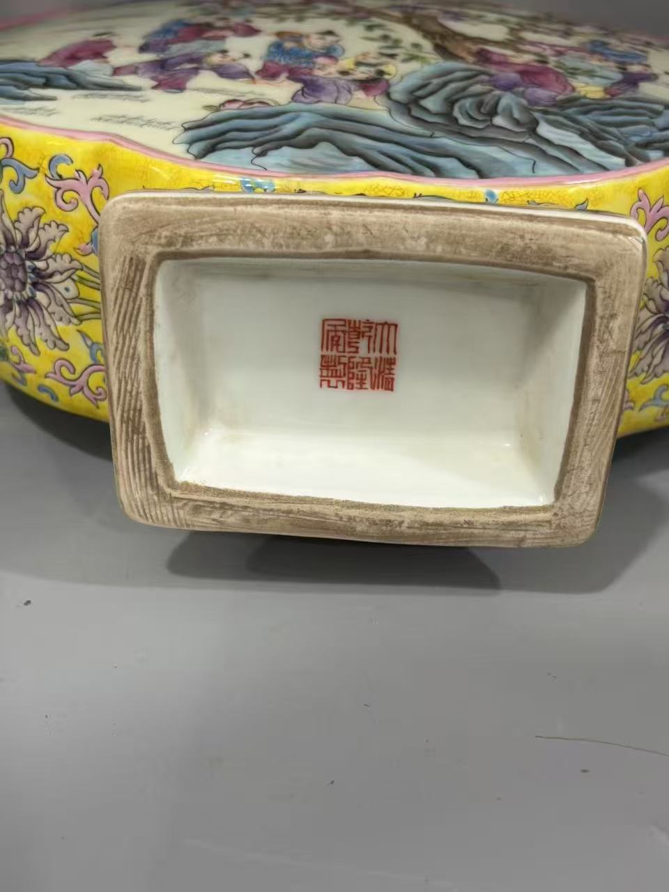 乾隆年制《婴戏双耳抱月瓶》官窑