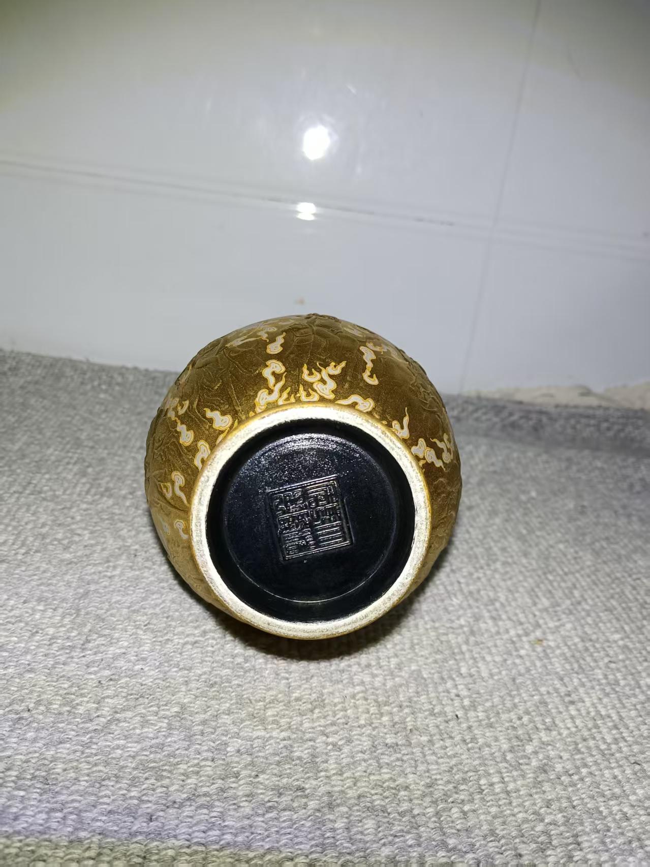 乾隆年制《金地粉彩福寿纹赏瓶》