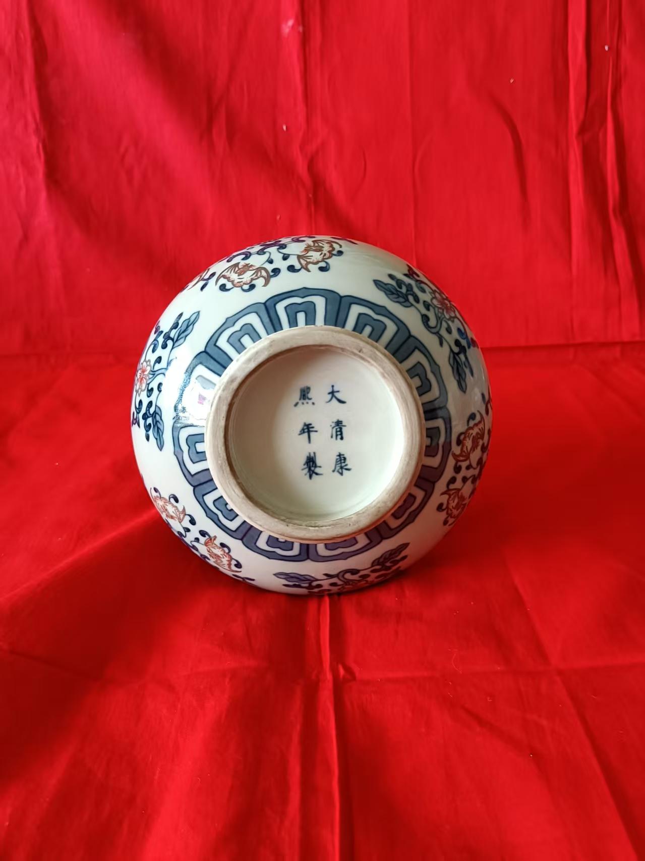 康熙年制《青花描金福寿纹长颈胆瓶》