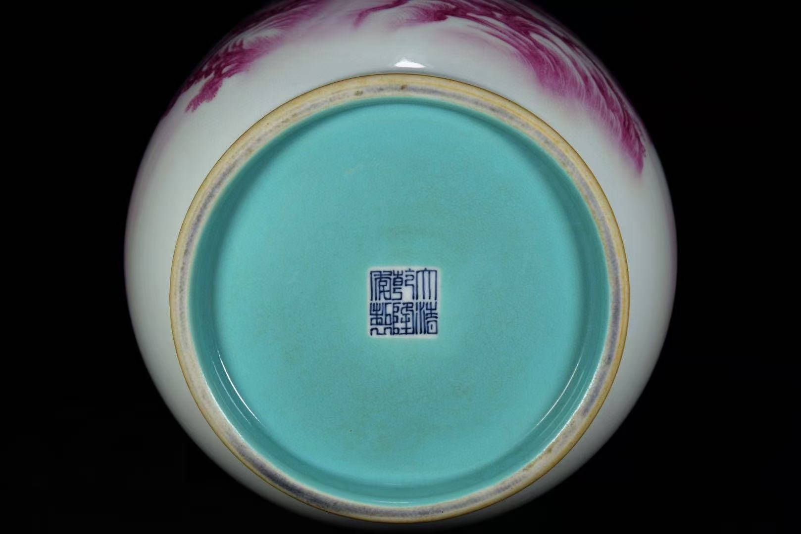 乾隆年制《胭脂红釉鎏金山水瓶》一对