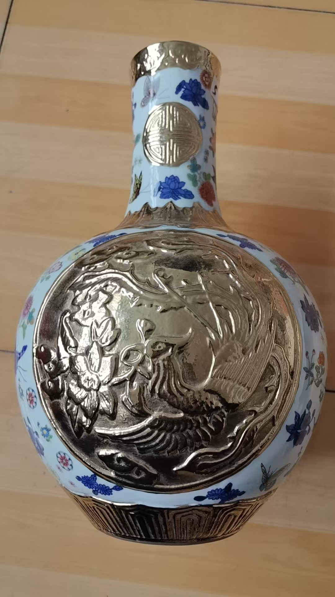 乾隆年制《粉彩描金浮雕龙凤纹天球瓶》-嘉城艺术交易平台