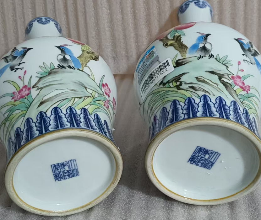 乾隆年制《粉彩青花花鸟对瓶》
