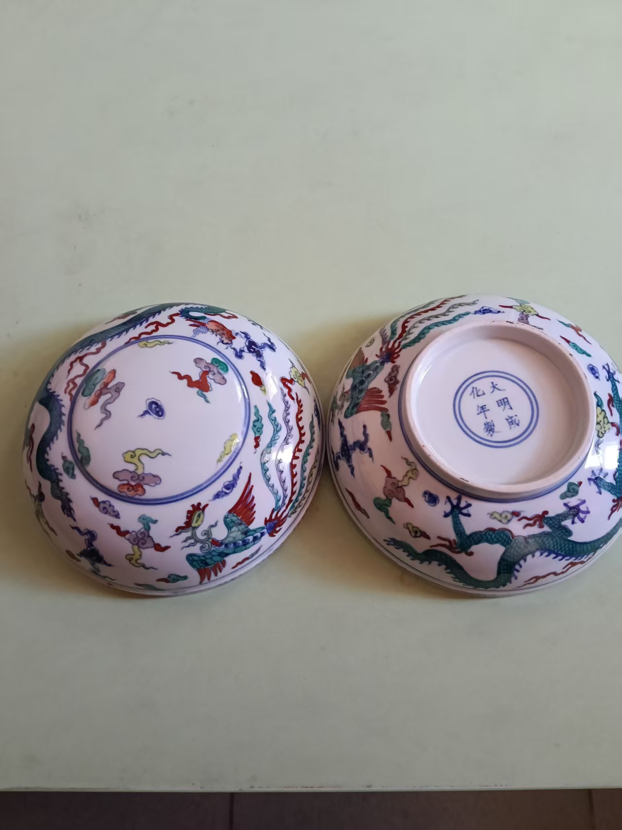 成化年制《斗彩龙凤手捧罐》