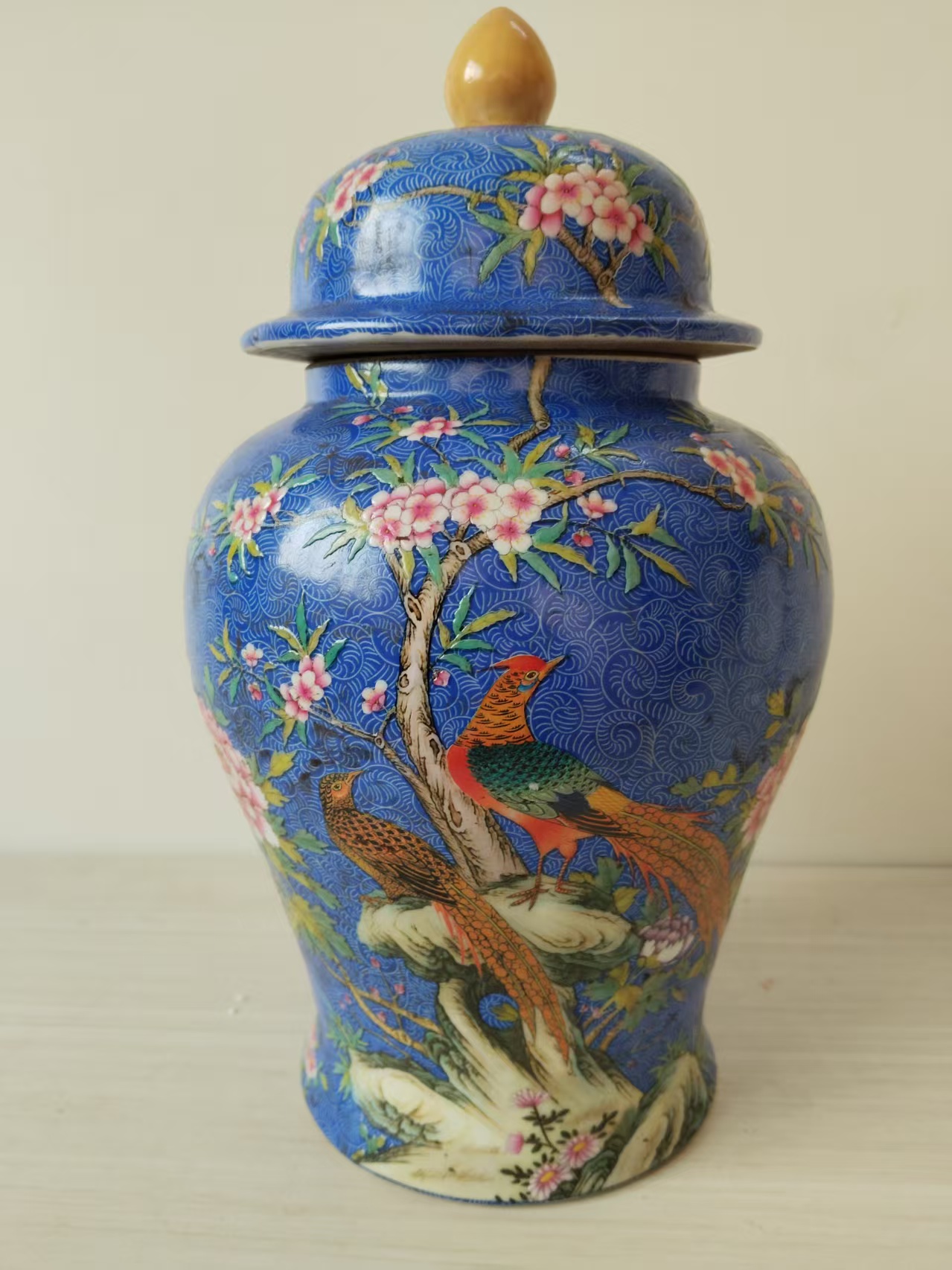 乾隆年制《蓝地轧道粉彩花鸟纹将军罐》-嘉城艺术交易平台