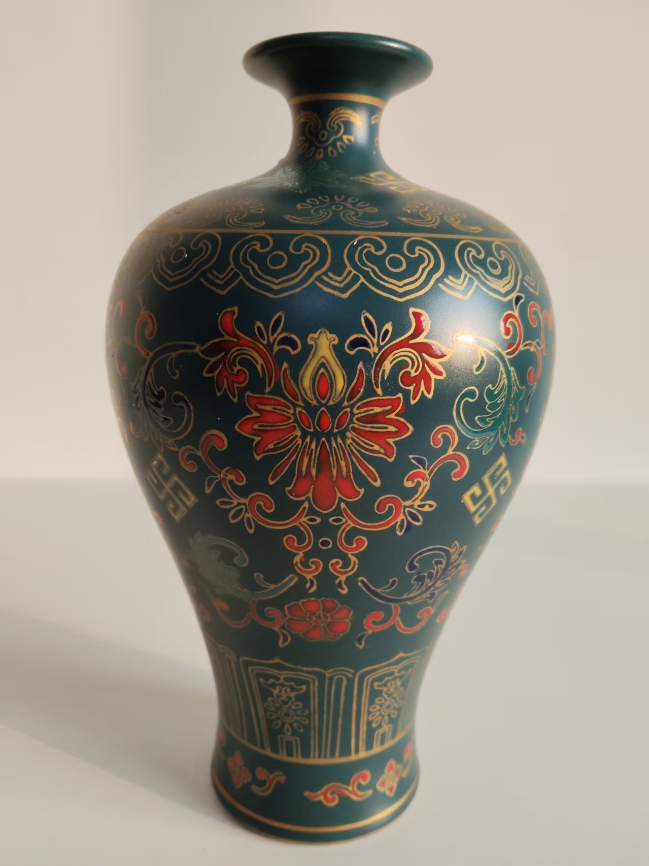 雍正年制《孔雀绿釉描金珐琅彩缠枝梅瓶》-嘉城艺术交易平台