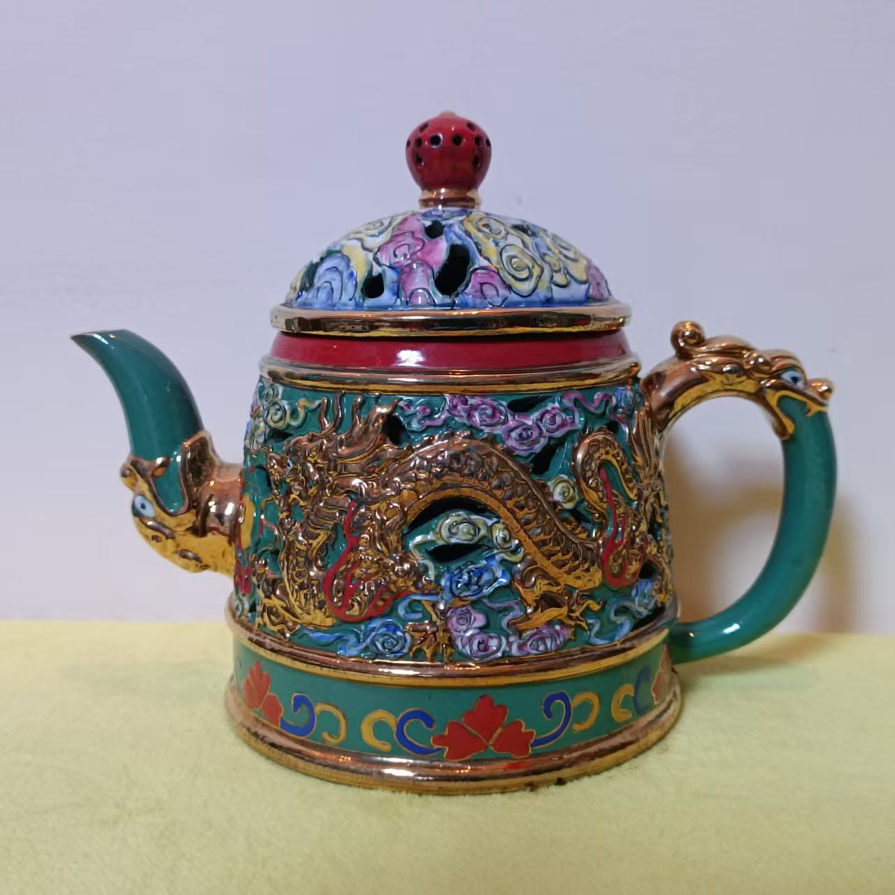 康熙年制《珐琅彩描金浮雕龙纹壶》