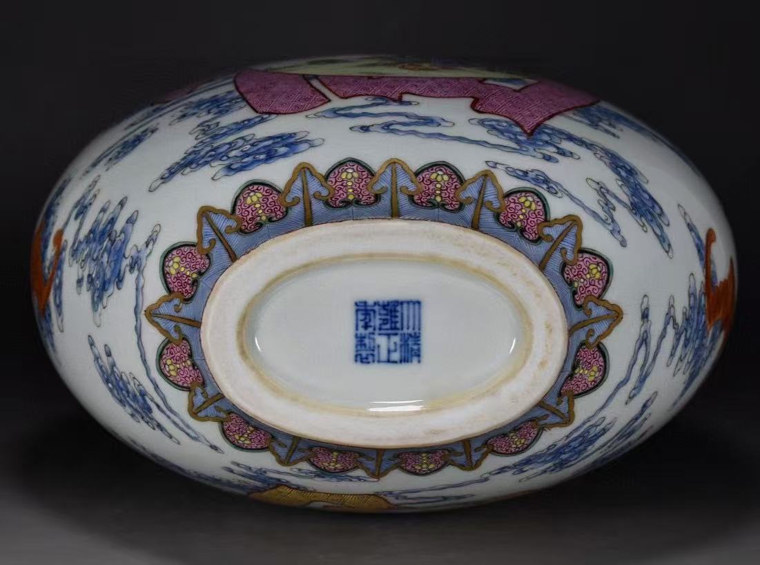 雍正年制《珐琅彩宝莲花福寿康宁抱月瓶》