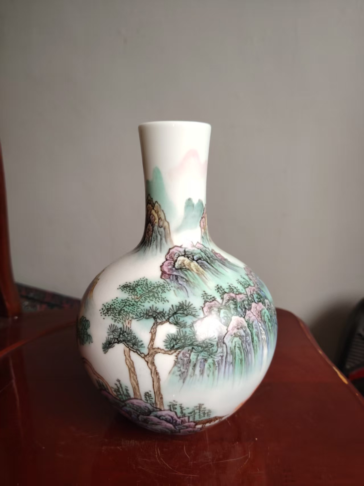 粉彩山水天球瓶-嘉城艺术交易平台