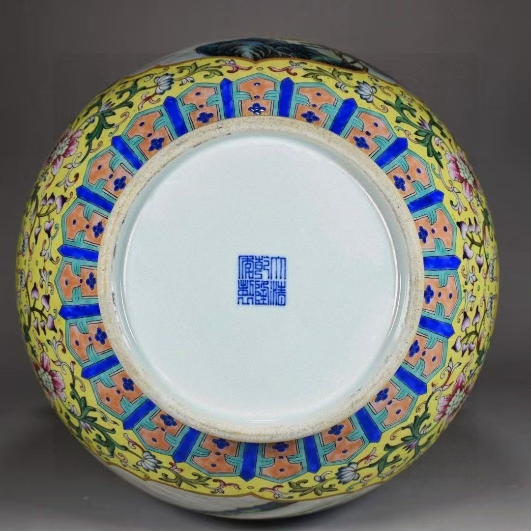 乾隆年制《珐琅彩鎏金宝莲花开窗西厢记人物纹象鼻尊》