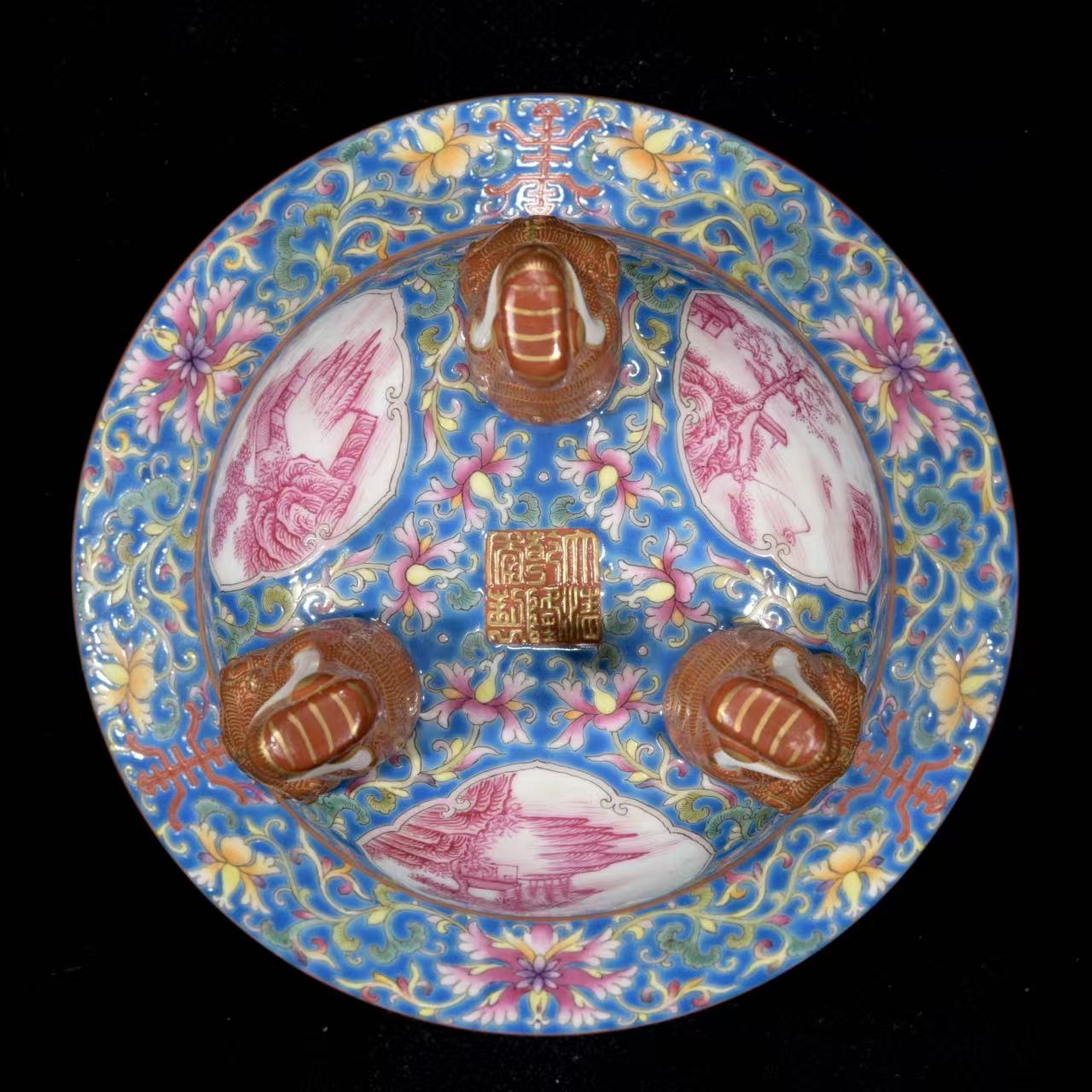 乾隆年制《粉彩鎏金镂空开窗花卉纹熏炉》