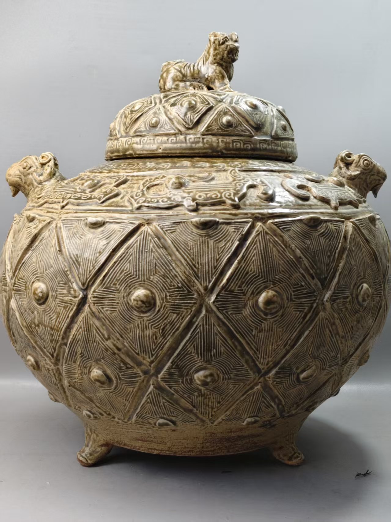 越窑《青釉褐彩狮钮盖菱形纹三足瓿》-嘉城艺术交易平台