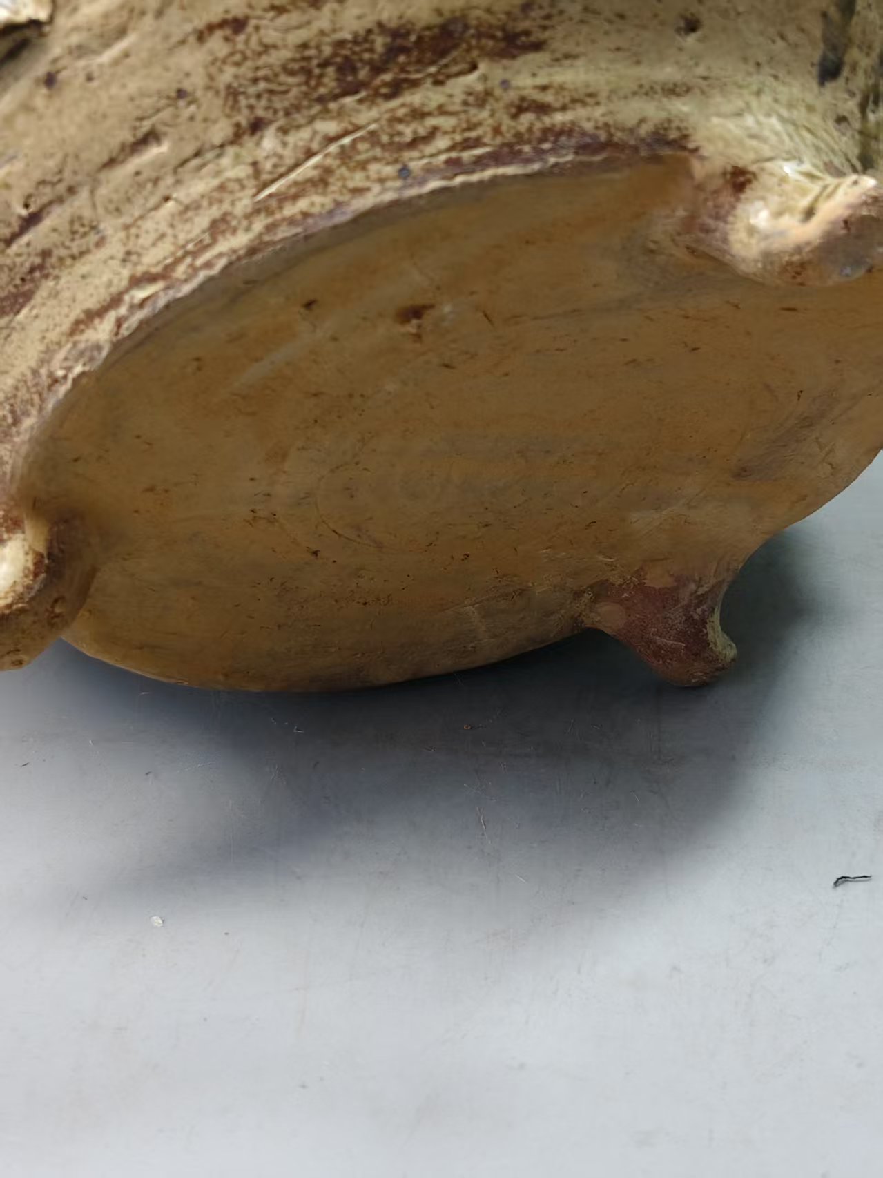 越窑《青釉褐彩狮钮盖菱形纹三足瓿》