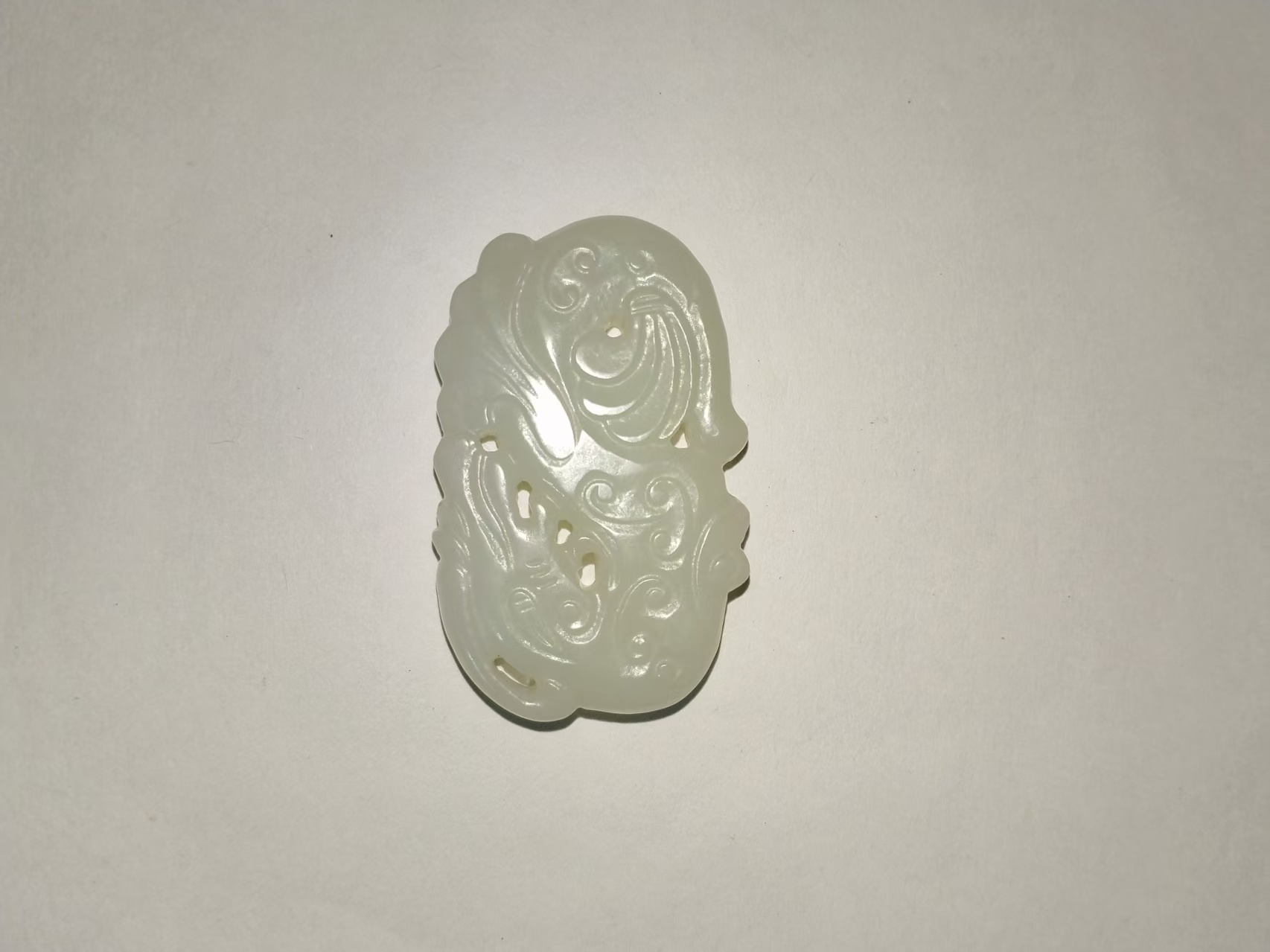 和田白玉《镂空龙纹吊坠》