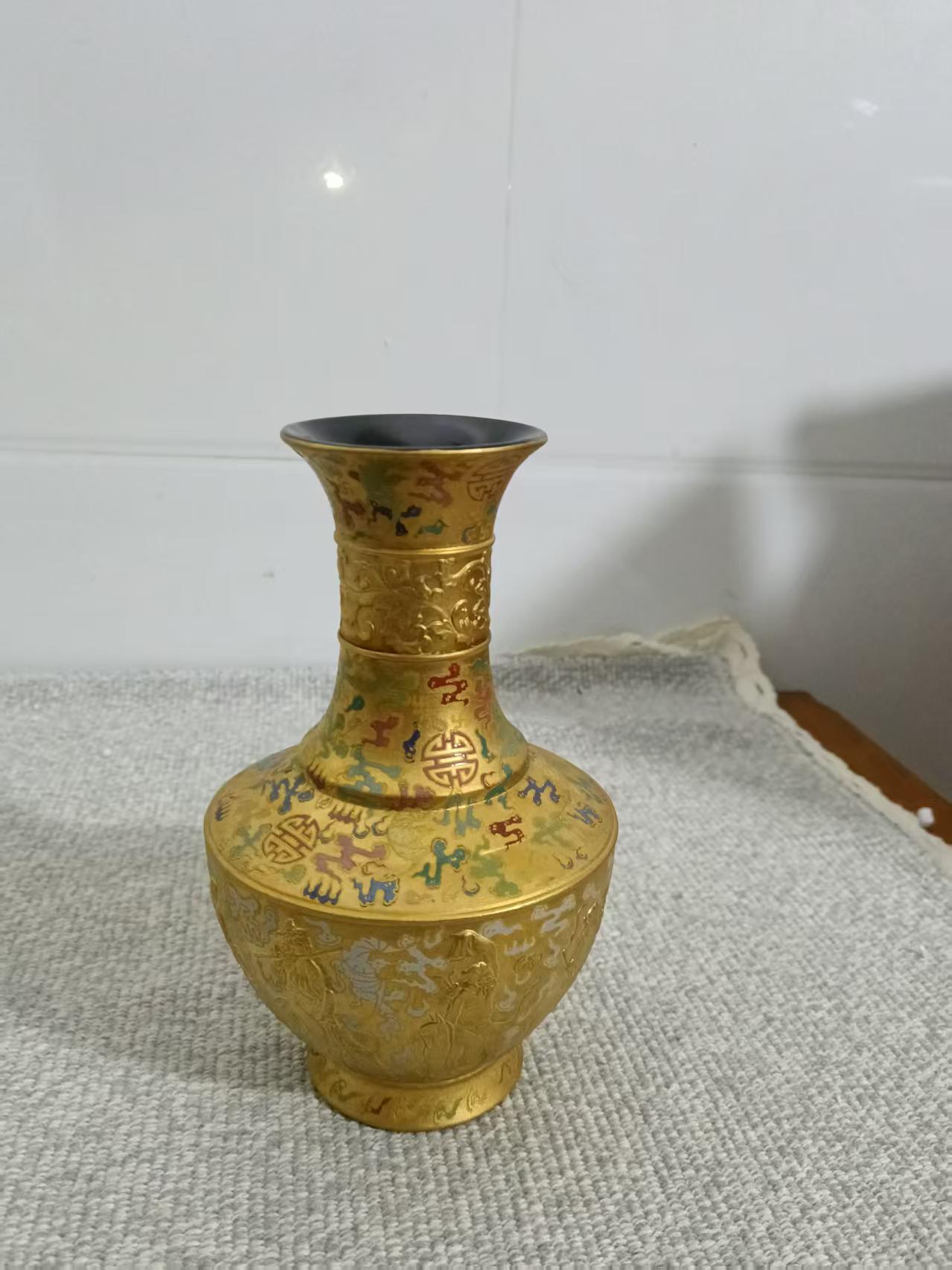 乾隆年制《金地粉彩福寿纹赏瓶》-嘉城艺术交易平台