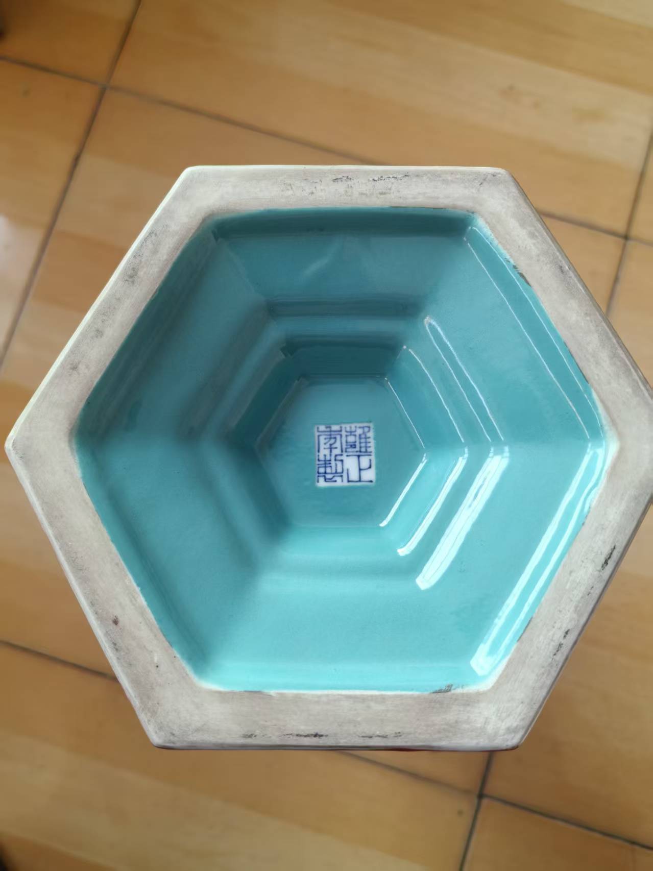 雍正年制《粉彩描金六方开光博古纹赏瓶》