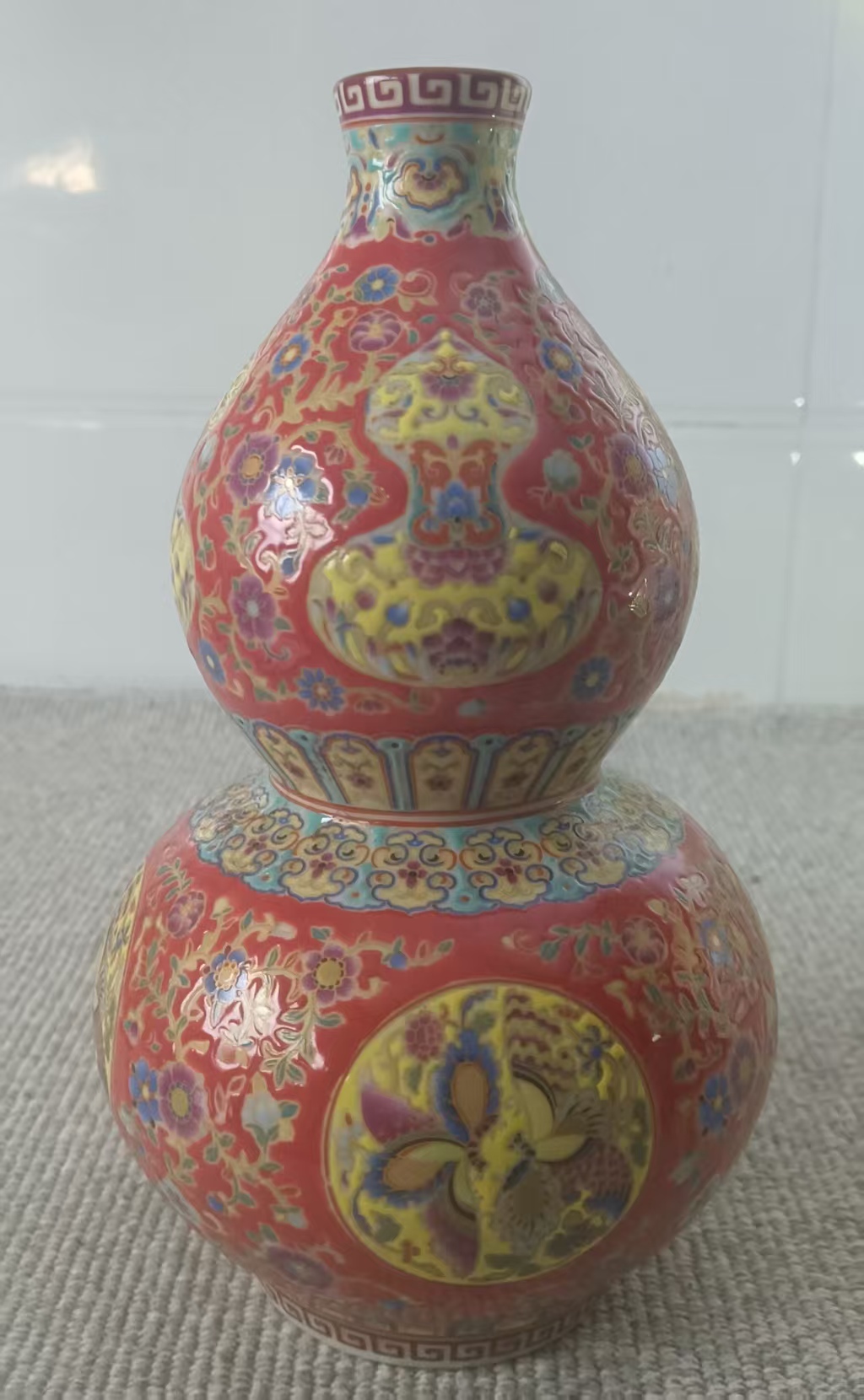 雍正年制《红地珐琅彩开窗蝴蝶花卉葫芦瓶》-嘉城艺术交易平台