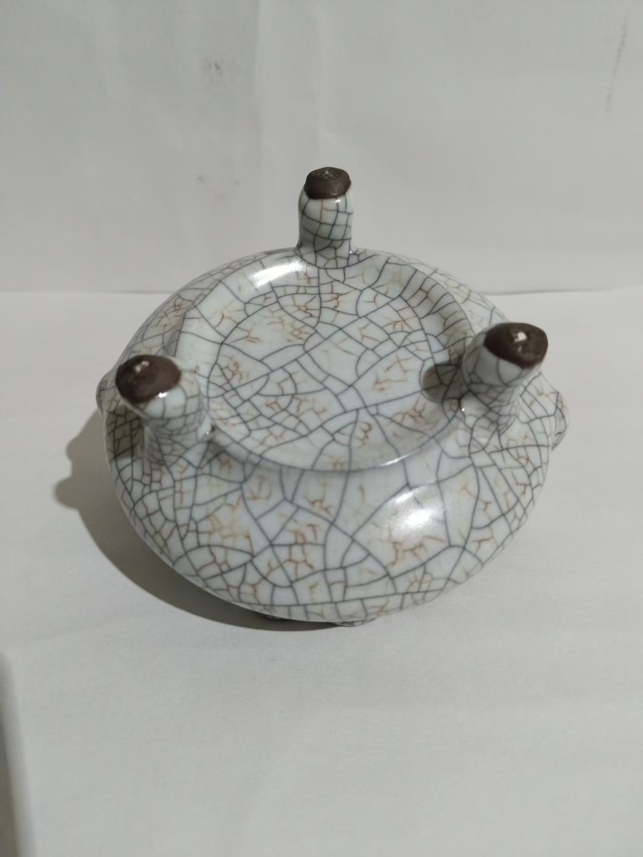 宋《哥窑三足香炉》