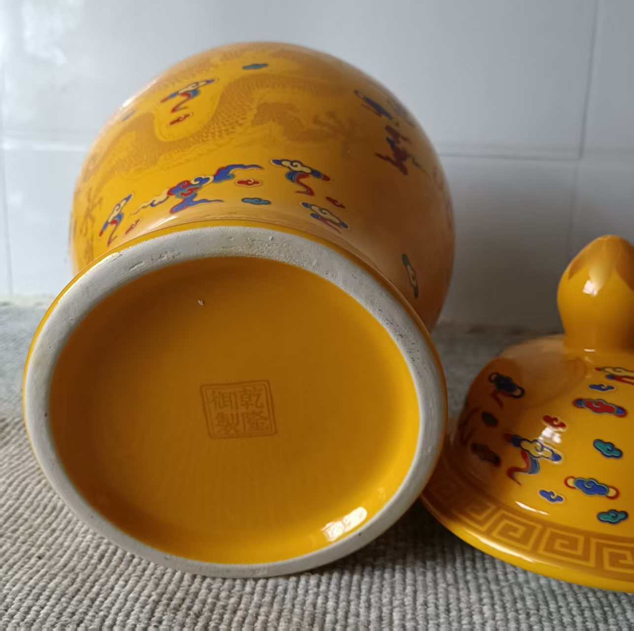 乾隆年制《帝王黄描金龙纹将军罐》