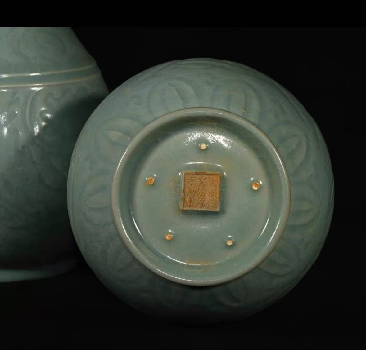 宋汝窑《雕刻龙凤纹玉壶春》清凉寺御制款