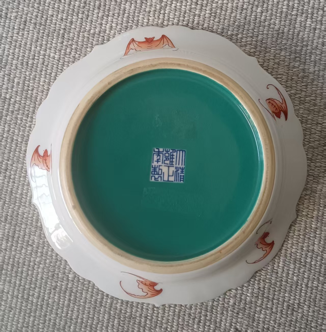 雍正年制《粉彩描金开光博古纹花口盘》