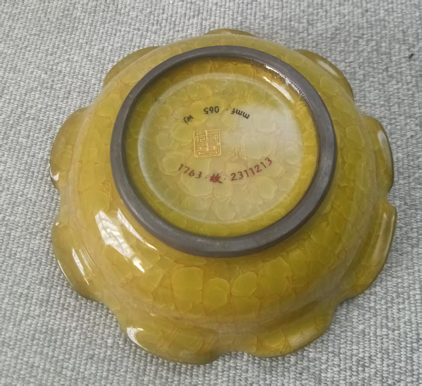 黄釉描金冰裂纹花口洗