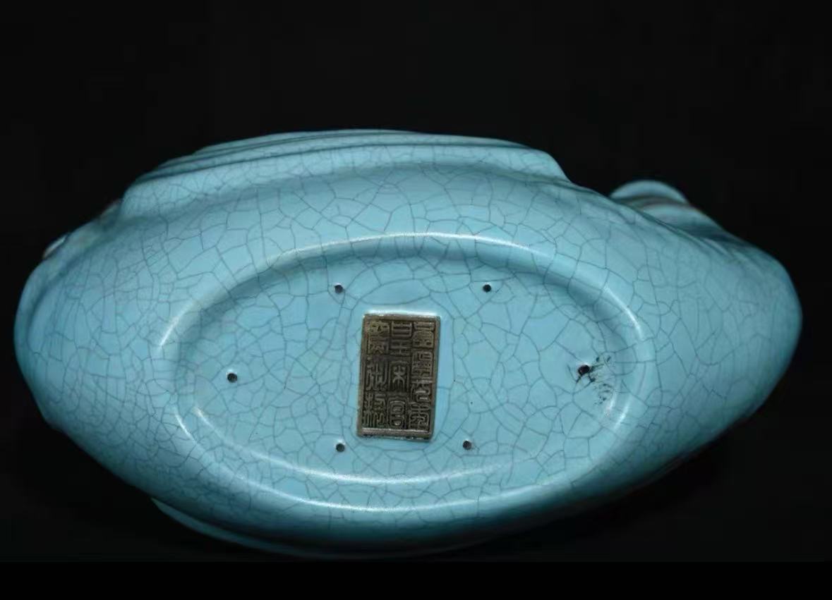 宋汝窑《天蓝釉官款龙凤壶》