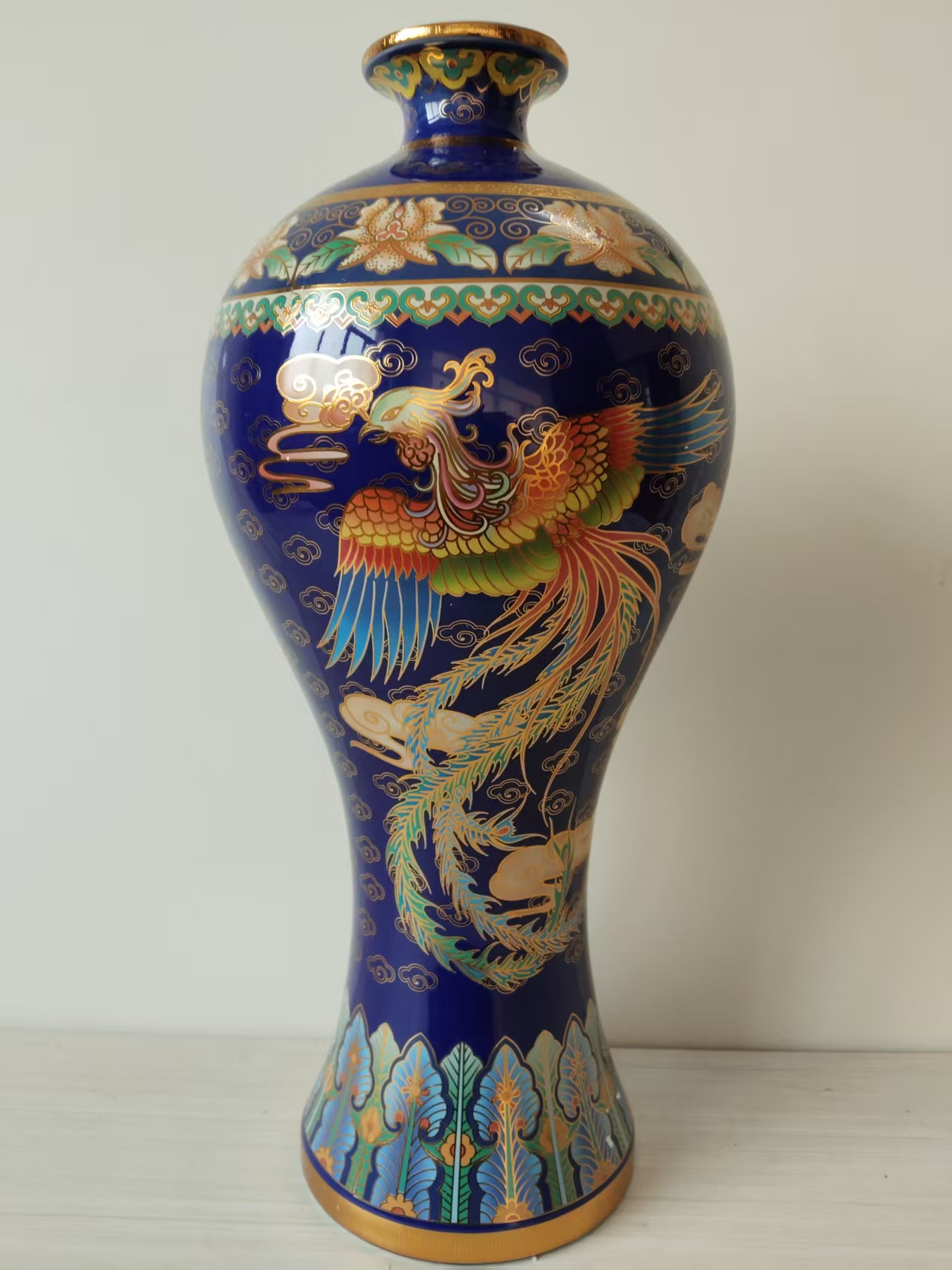 乾隆年制《蓝地珐琅彩描金凤纹美人肩梅瓶》-嘉城艺术交易平台