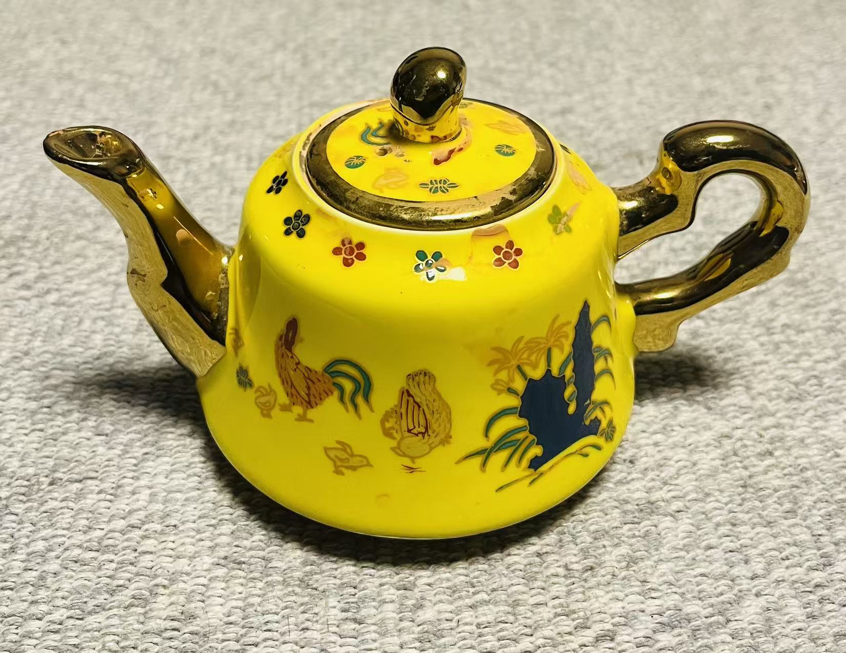 成化年制《黄地描金斗彩鸡缸壶》-嘉城艺术交易平台