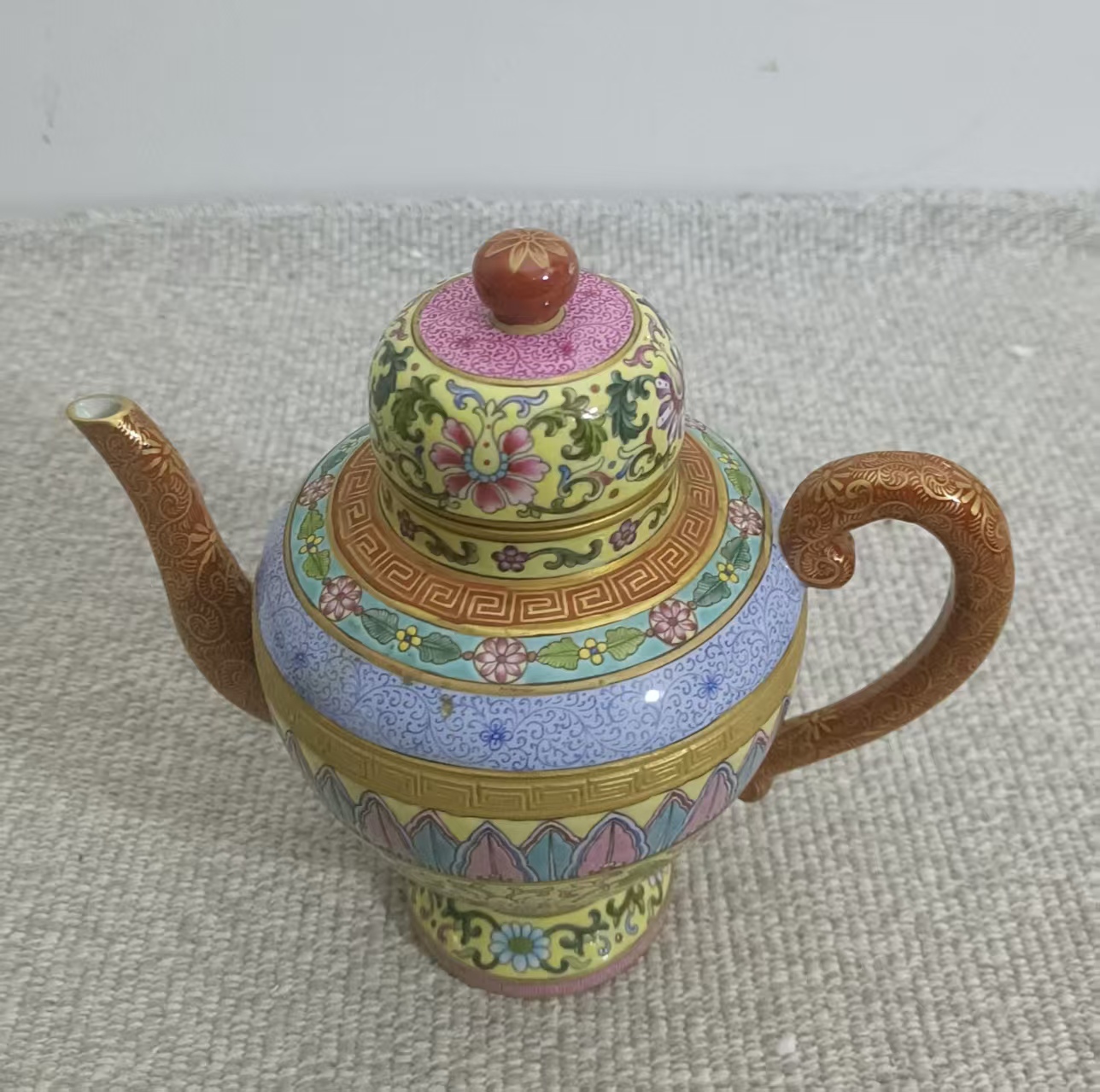 乾隆年制《矾红珐琅彩描金缠枝莲纹酒壶》-嘉城艺术交易平台