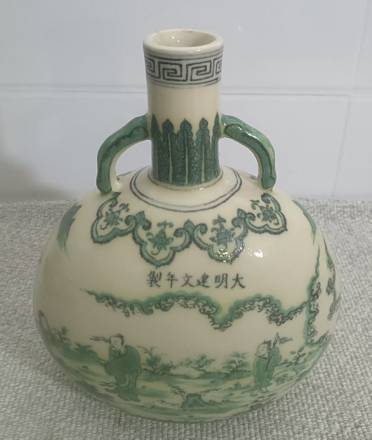 素彩人物纹双耳抱月瓶-嘉城艺术交易平台