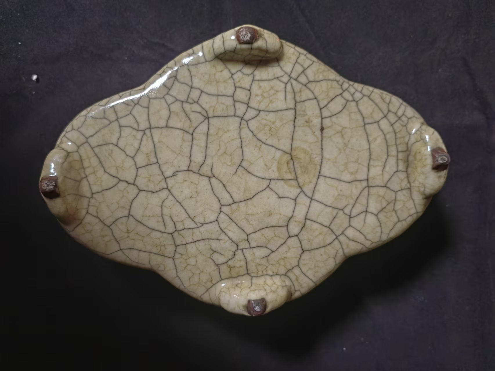 宋代《哥釉海棠笔洗》