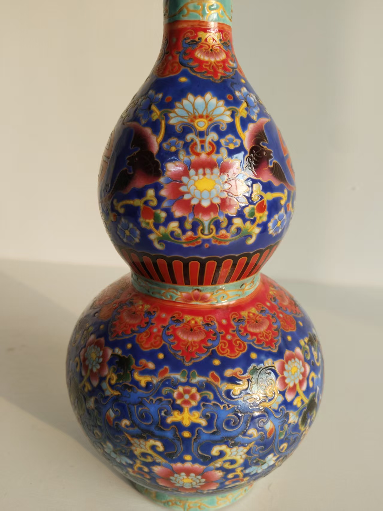 雍正年制《珐琅彩缠枝花卉葫芦瓶》-嘉城艺术交易平台