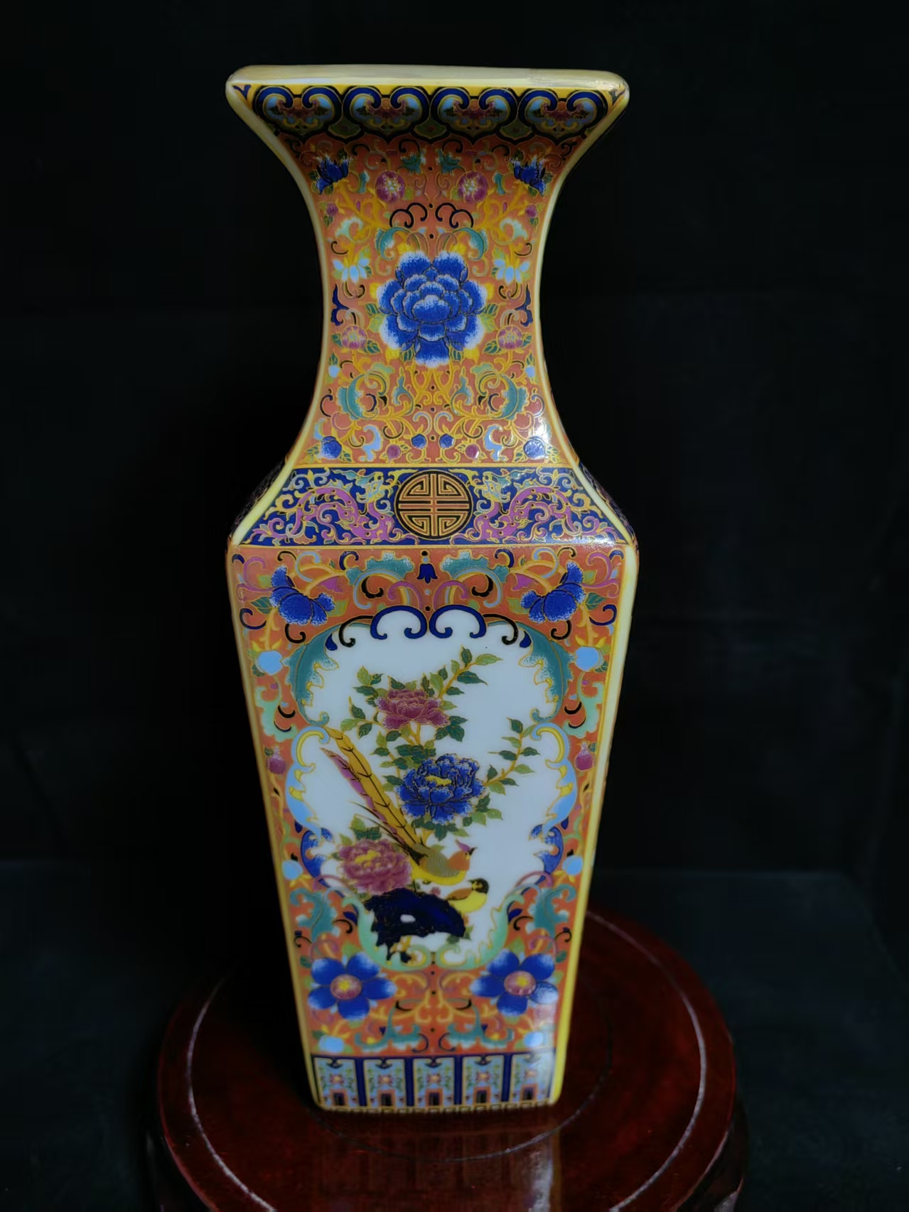 雍正年制《珐琅彩开窗花鸟四方赏瓶》-嘉城艺术交易平台