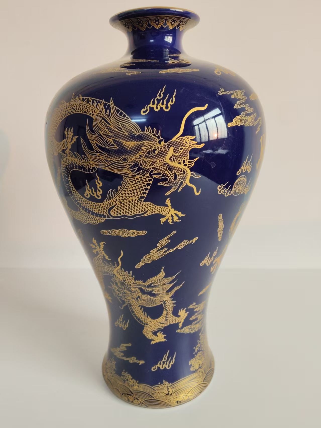 乾隆年制《祭蓝釉描金龙纹梅瓶》-嘉城艺术交易平台