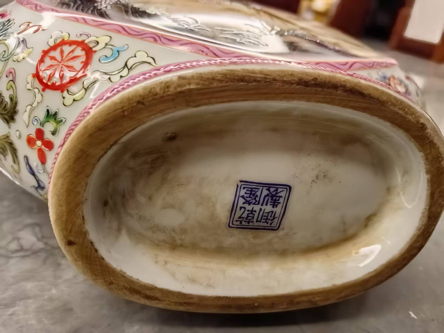 乾隆年制《珐琅彩描金开窗花鸟抱月瓶》