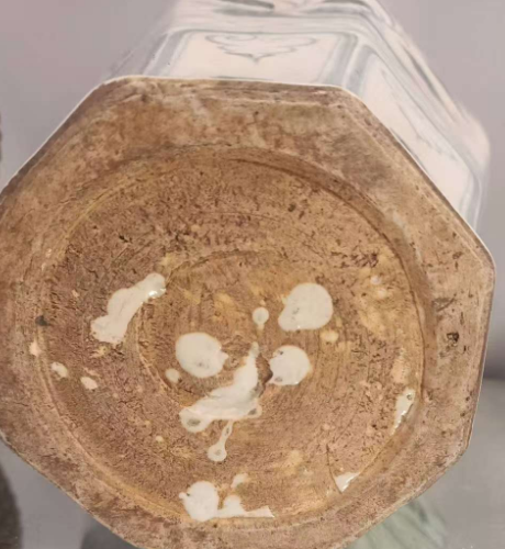 明《青花缠枝牡丹八棱梅瓶》