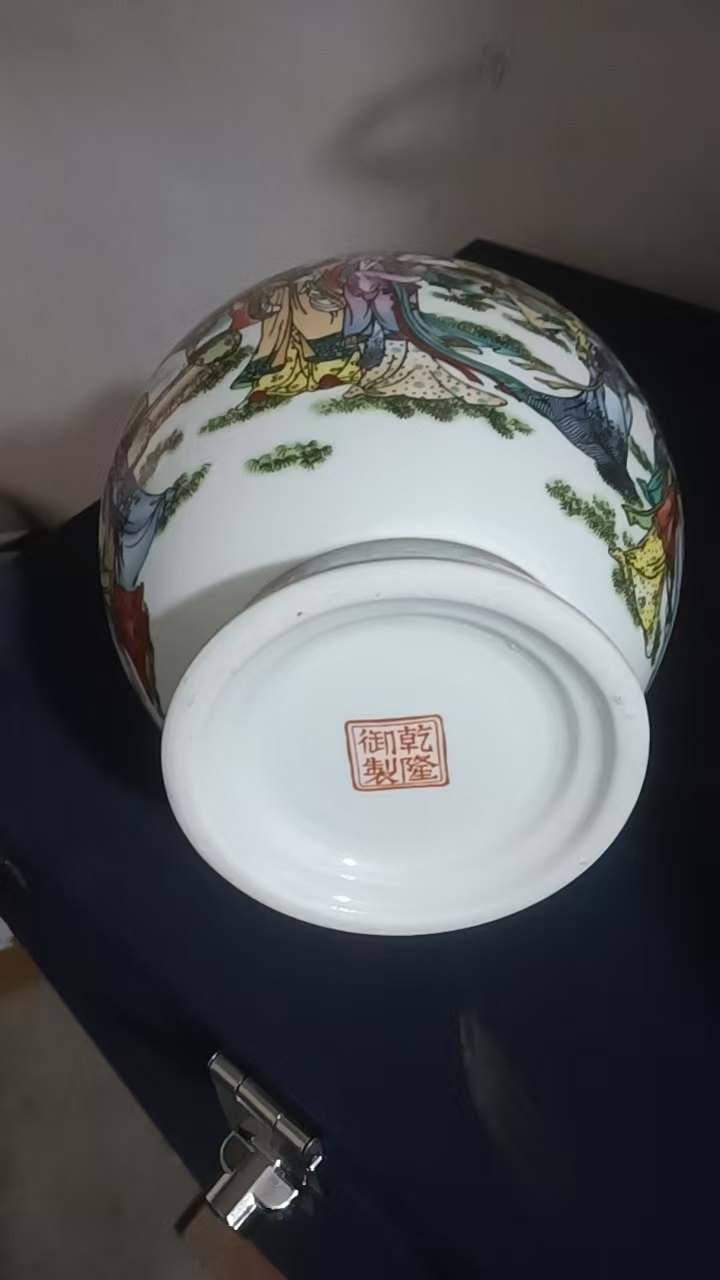 乾隆年制《珐琅彩双耳瓶》