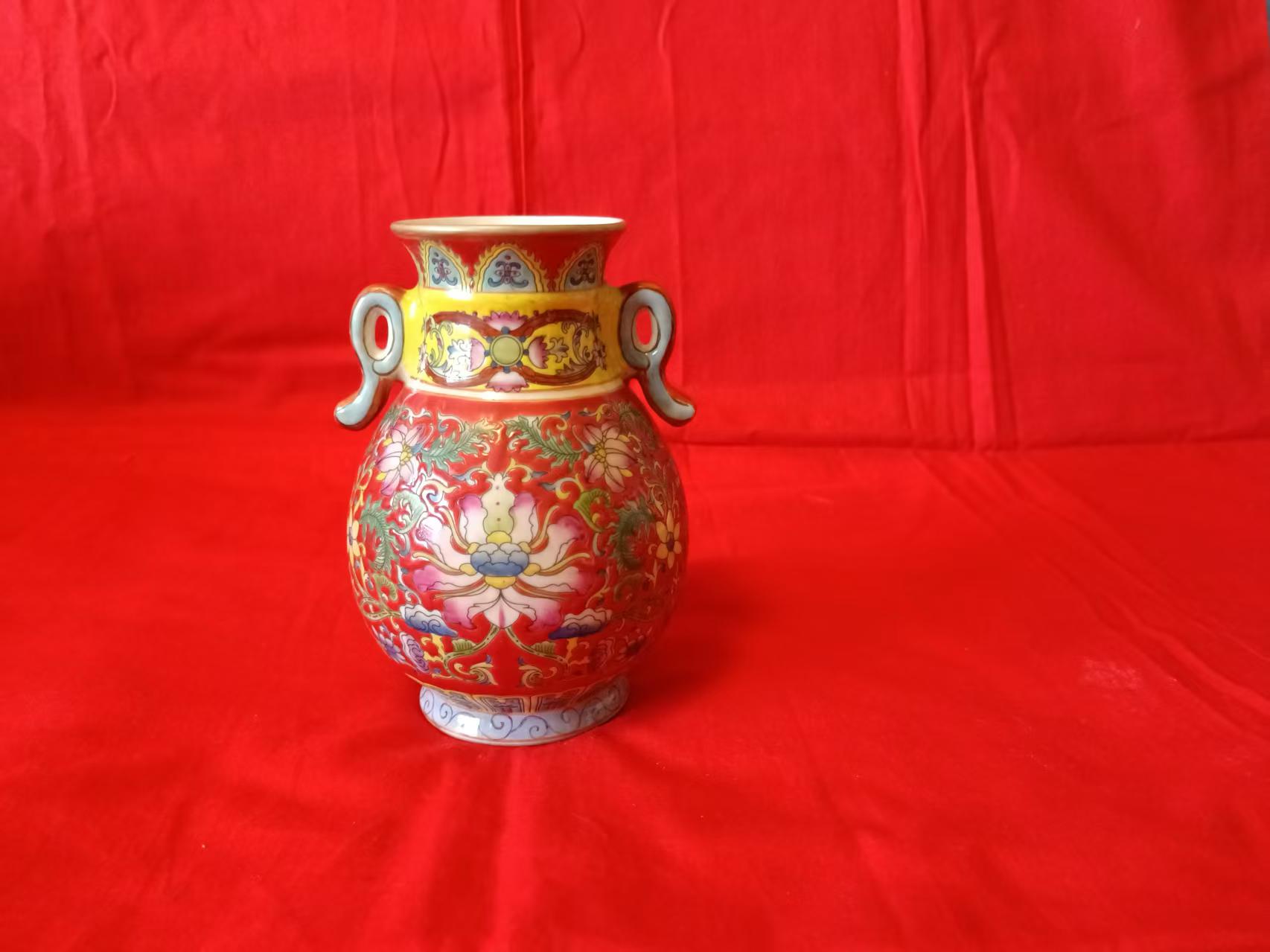 乾隆年制《红地粉彩缠枝花卉纹双耳尊》-嘉城艺术交易平台