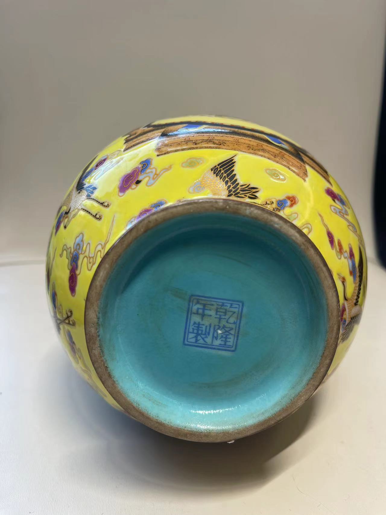 乾隆年制《黄地粉彩“帝王像”百鹤纹玉壶春瓶》