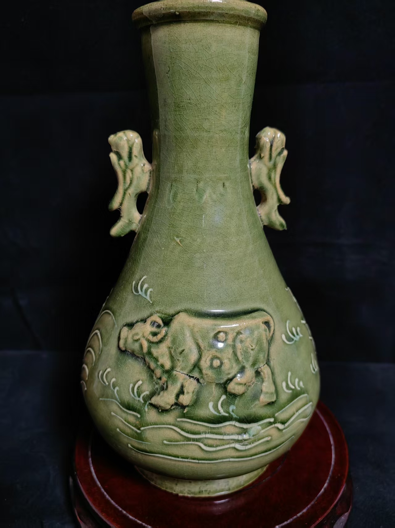 辽金《绿釉贴塑双兽耳牛纹长颈瓶》-嘉城艺术交易平台