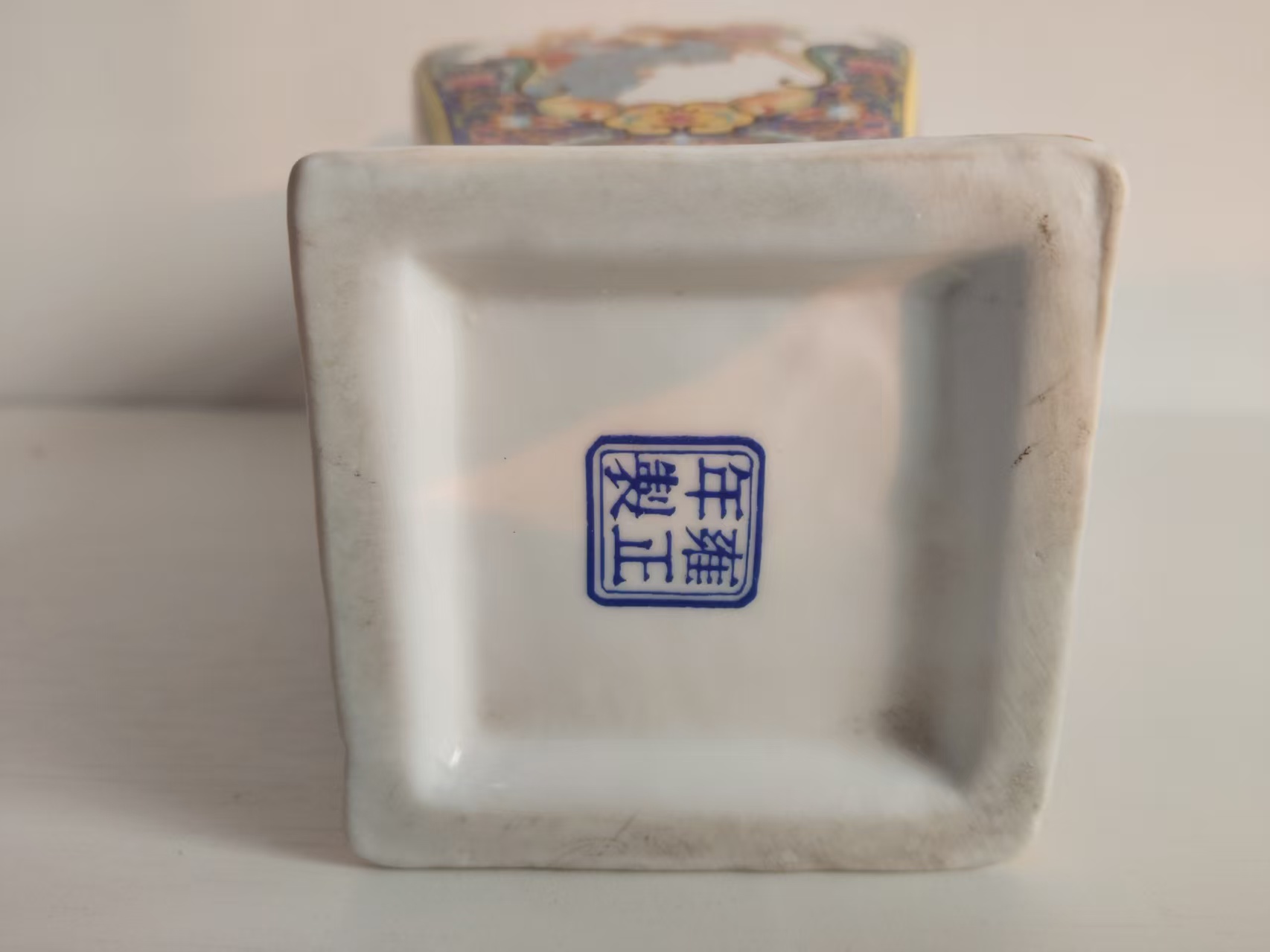 雍正年制《珐琅彩花鸟赏瓶》