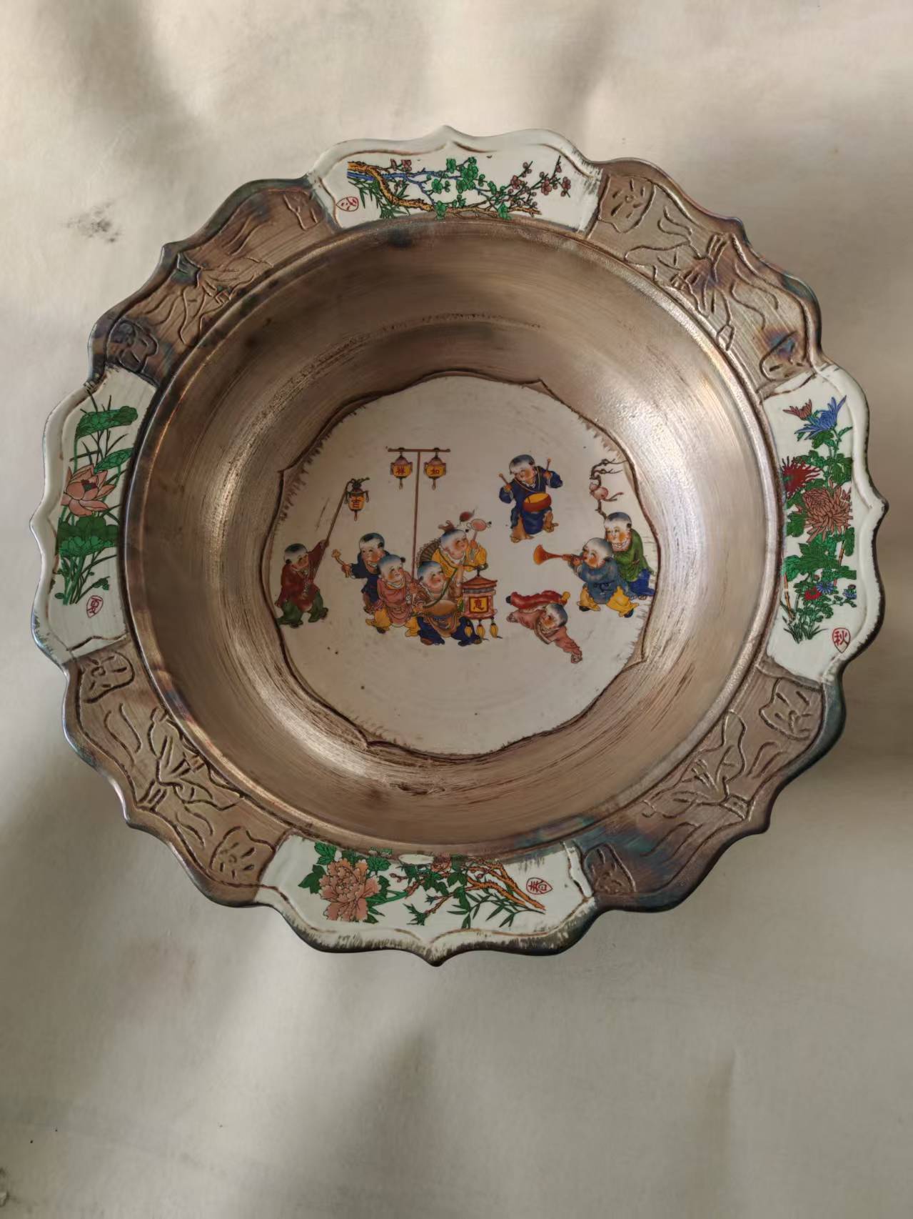 乾隆年制《铜胎鎏金加彩婴戏图花口聚宝盆》-嘉城艺术交易平台