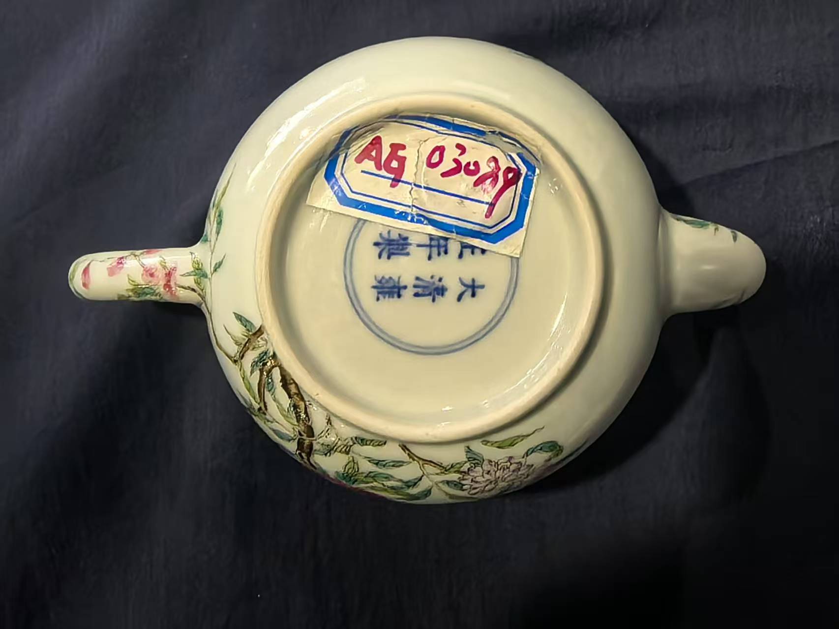 雍正年制《粉彩寿桃纹茶壶》